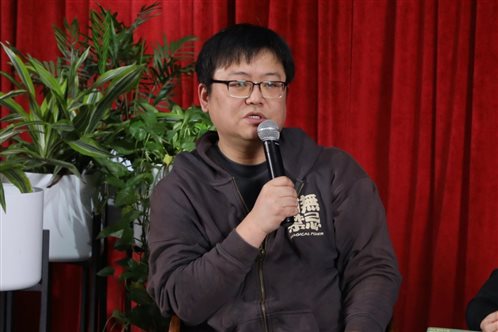 图片包含 人, 窗帘, 室内, 桌子

描述已自动生成