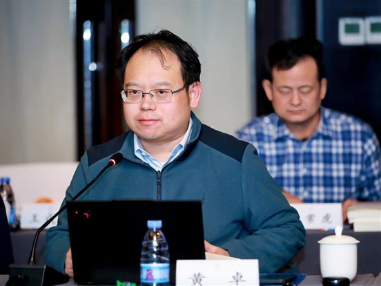 C:/Users/邱建菲/Desktop/work/work/20241219 金融强国发布会/通稿/金融强国/给媒体/1.8 照片(1)/1.8 照片/10 黄卓发言.jpg10 黄卓发言