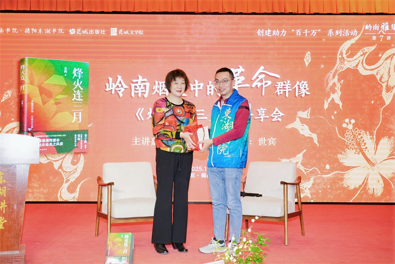 张梅(左)代表花城出版社向东湖书院赠书,东湖书院执行院长黄盛欢代表接收.jpg 张梅(左)代表花城出版社向东湖书院赠书,东湖书院执行院长黄盛欢代表接收.jpg