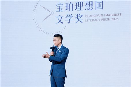 人的照片上写着字

AI 生成的内容可能不正确。