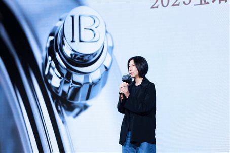 男人站在汽车边

AI 生成的内容可能不正确。