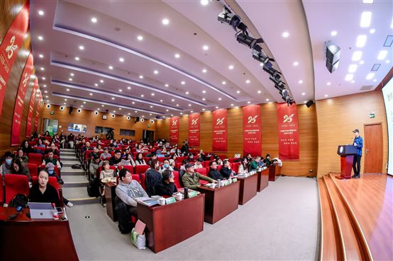 人们在看台上的人在房间里

中度可信度描述已自动生成