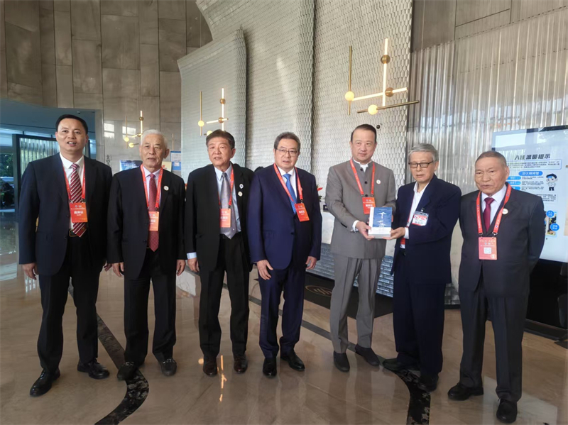 丛书主编林伦伦赠书参加第二十三届国际潮团联谊年会的部分侨领.JPG