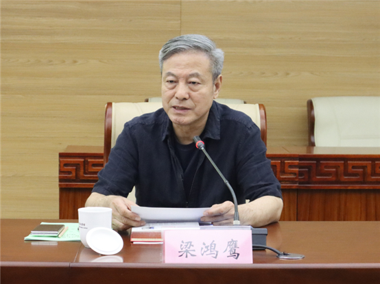 《文艺报》前总编辑，中国作家协会主席团委员 梁鸿鹰