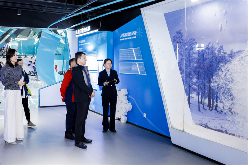 参观阿勒泰人类滑雪起源地博物馆.jpg 参观阿勒泰人类滑雪起源地博物馆.jpg