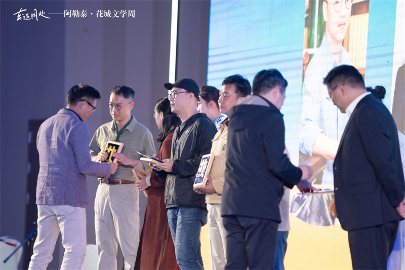 花城文学院联席院长麦家、南方传媒总编辑肖延兵为签约作家、评论家颁发证书.jpg 花城文学院联席院长麦家、南方传媒总编辑肖延兵为签约作家、评论家颁发证书.jpg