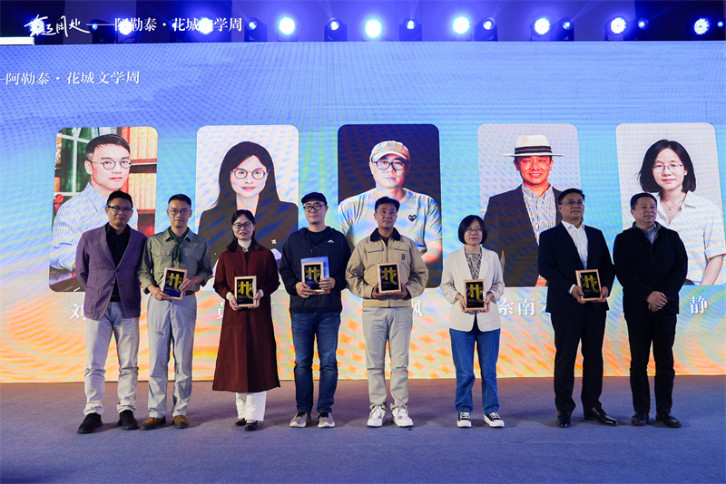 花城文学院第二届签约作家、评论家合影.jpg 花城文学院第二届签约作家、评论家合影.jpg