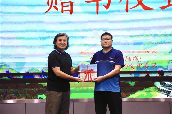 C:/Users/user/Desktop/20250922讲座/9.22新闻稿图片/赠书仪式.jpg赠书仪式