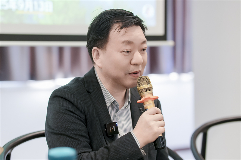 5.作者王族动情发言.jpg 5.作者王族动情发言.jpg