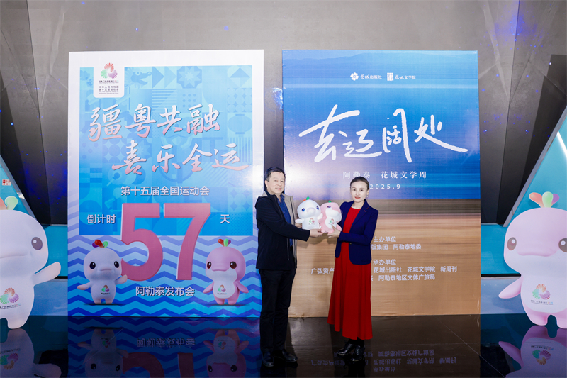 肖延兵副总经理与德丽达·那比局长互赠吉祥物.jpg 肖延兵副总经理与德丽达·那比局长互赠吉祥物.jpg