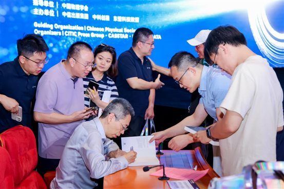 7、米磊在沙龙现场互动签书